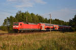 120 205-0 in Front des Hanse-Express als RE1, kommend aus Schwerin. 3km östlich von Büchen, 03.09.2018.