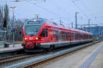 DB Regio FLIRT mit dem Namen HANSESTADT STRALSUND als RE 9 nach Rostock, hier am frühen Abend ausfahrend in Bergen auf Rügen. - 31.10.2018


