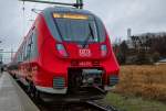 DB Regio Talent 2 auf Gleis 1 in Lietzow wartet auf den Anschlusszug nach Sassnitz und in der Zugzielanzeige ist sein Endbahnhof zu erkennen.