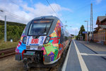 Am Bahnsteig in Sassnitz steht der von Schülern legal bemalte Talent 2 (s.