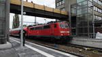 111 141-8 steht abfahrtsbereit mit dem RE 15 nach Münster (Westf.) Hbf in Emden Hbf.