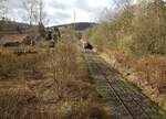 Einen Zug weiter stand ich am ehemaligen Haltepunkt Ertinghausen, als der RE aus Northeim Kurs auf den 940 m langen Tunnel in Richtung Uslar nahm.