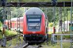 EMDEN, 21.06.2022, RE 1 (Niedersachsen) nach Hannover Hbf bei der Ausfahrt aus dem Bahnhof Emden Hbf