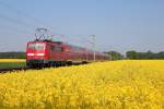 111 138-4 schiebt am 29.04.2014 ihren RE 4846 nach Rheine am Bü 42,485 zwischen Peine und Vechelde vorbei.