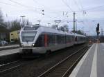 ABELLIO Flirt RE16 Essen-Siegen/Iserlohn fhrt vorsichtig an den Bahnarbeitern im Bochumer Hbf.