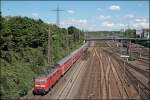 111 156 schiebt den RE4 (RE 10422)  WUPPER-Express , von Dortmund Hbf nach Aachen Hbf, am Rangierbahnhof Hagen-Vorhalle vorbei.