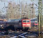 111 160-8 kommt mit dem RE13  Maas-Wupper-Express  aus Venlo in den Mnchengladbacher Hbf eingefahren am 28.12.08