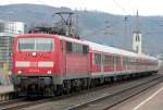 Die Trierer 111 115-2 zieht den RE2 Verstrker von Frankfurt bis Koblenz aus Boppard HBF am 29.03.2011