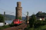 111 028 am 28.6.11 mit RE 12990 Frankfurt - Koblenz in Oberwesel.