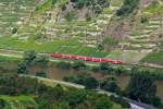 Eine 143er zieht den RE 1 Mosel-Saar-Express (Koblenz - Trier - Saarbrcken) entlang der Mosel aufwrts in Richtung Trier, hier am 18.07.2012 bei Winningen.