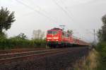 111 121 (...mit Werbung fr das Saarland-/Rheinland-Pfalz-Ticket) ist kurz nach Tagesanbruch mit dem RE 12991 unterwegs von Koblenz in Richtung Mainz im September 2012.