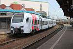 Einfahrt am 12.04.2017 von SÜWEX 429 113 als RE1 (Saarbrücken Hbf - Trier Hbf) in den Bahnhof von Völklingen.