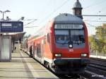 Ruhiger Samstagvormittag - Eine vierteilige Doppelstockgarnitur mit Steuerwagen Gattung 761DAB - geschoben von RegioDB BR143 - bedient auf Linie RE50 den Bahnhof Dresden Mitte (07.11.2009)