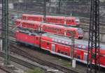 Regio-Dreier - Whrend in Dresden Hbf ein 612er auf der Linie RB61 nach Zittau ausfhrt (oben), rckt sein Baureihen-Bruder erstmal an den Hallenbahnsteig zur Bereitstellung.