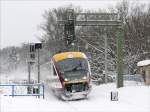 Durch die Dresdner Heide bei Schneetreiben hat sich der Desiro der Städtebahn Sachsen als SB34 nach Kamenz gekämpft und erreicht Dresden-Klotzsche mit +30; 15.12.2010  