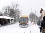 Der Desiro der Städtebahn Sachsen als SB34 nach Kamenz verlässt Langebrück im Schneetreiben; 15.12.2010  