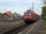 Die  145 042 - 8 rollt mit dem RE Saxonia von Leipzig kommend durch den S-Bahn Haltpunkt  Dresden Trachau.