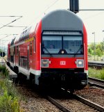 Geradewegs aus der  Waschanlage, nein ausfahrend aus Priestewitz ist hier am 23.06.2012 um 11:59:57 Uhr die RB nach Elsterwerda Biehla , 143 585-8 schiebt.