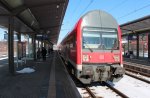 RE aus Leipzig Hbf bei der Ankunft in Werdau, Schublok ist 143 066-9.