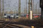 Drei silberfarbene und eine rote abgestellte Hamsterbacken am Leipziger Hbf,16.11.2013, 12:49 Uhr  