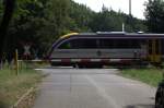 Ein TW der  Sächsischen  Städtebahn auf dem Wege nach Kamenz überquert den BÜ in Pulsnitz.