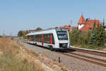 Obwohl der Fahrplanwechsel im Dezember 2018 noch in weiter Ferne lag, wurden im September bereits Schulungsfahrten mit den neuen LINT von Abellio zwischen Aschersleben und Dessau durchgeführt, die einige Umläufe von den Desiro der Elbe-Saale-Bahn übernommen hatten. 1648 909 bei der Ausfahrt aus Baaalberge Richtung Köthen am 05.09.2018.   