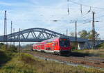 Der RE 4882 von Jena-Gschwitz nach Halle (S) Hbf, am 25.10.2021 in Naumburg (S) Hbf.