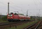 DB 143 056-0 mit der RB 26517 von Halle (S) Hbf nach Groheringen, bei der Ausfahrt in Naumburg (S); 29.04.2010