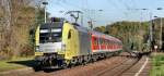 ES 64 U2-018 (182 518-1)  bedient am 15.10.11 die RB 16320 von Halle (Saale) Hbf nach Eisenach, hier bei der Einfahrt in Leißling.