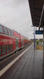 Eine RB85, gezogen von einer unbekannten BR 218, steht in Burg(Fehmarn) nach einem heftigen Regenschauer zur Weiterfahrt nach Puttgarden bereit. Der Zug bestand aus 4 DoSto-Wagen.
Blick Richtung Ausfahrt.
Burg (Fehmarn), der 11.8.2018