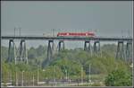 Ein Triebzug der BR648 überquert den Nordostseekanal auf der Rendsburger Hochbrücke.