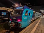 Stadler  Akku-Flirt  526 023 mit 025 steht in Doppeltraktion in Lübeck Hbf, 22.12.2023.