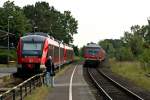 Exakt ein Fahrgast wartet am 24.06.2010 im Bahnhof Timmendorfer Strand auf die von 218 104-8 geschobene RB nach Neustadt (Holstein).