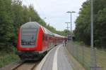 RE 21429 nach Hamburg Hbf steht am 29.8.2015 abfahrbereit in Lübeck-Travemünde Strand.