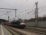 DB ES 64 U2-013 mit der RB 16310 von Halle (S) Hbf nach Eisenach, am 19.12.2013 bei der Ausfahrt in Erfurt Hbf.