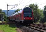 Gegenlichtaufnahme in Rothenstein (Saale) - Am 11.07.2014 kommt die RB 16507, Naumburg (Saale) Hbf - Saalfeld (Saale), durch die Ortslage von Rothenstein (Saale) gefahren. Schublok war die 143 821-7.