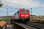 Mit ihrem RE (München Hbf - Nürnberg Hbf) fuhr am 24.08.2015 die Münchener 111 022-0 über die Donaubrücke bei Mariaort in Richtung Norden.