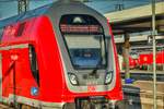 RB nach München Hbf steht im Nürnberger Hauptbahnhof bereit zur Abfahrt.