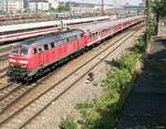 218 421 verlässt am Sommertag des 10.7.13 den Münchner Hauptbahnhof mit dem RE 27001 nach Simbach am Inn. Aufgenommen von der Hackerbrücke aus.