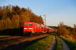 111 055 DB Regio schiebt im letzten Licht RE 4867 (Nürnberg Hbf - München Hbf) bei Postbauer-Heng, 25.04.2021