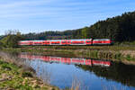 Am frühlingshaften 16. April 2025 zog die 218 424 den RE 4854 nach Hof. Bei Pfreimd spiegelte sich der Zug im Wasser der ruhig hinfließenden Naab. Leider zeigte sich der Himmel nicht so wolkenlos, wie am Vortage angekündigt.  