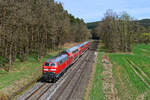 Durch ein Waldstück bei Grünau kam am frühen Nachmittag des 16. April 2025 die optisch in ansprechendem Zustand befindliche 218 424 mit dem RE 4863 von Hof nach München HBF gefahren.