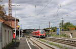 DB 440 825-8 als RB 58049 von Jossa nach Bamberg, am 31.08.2025 beim Halt in Karlstadt (Main).