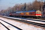 Rot in Wei: Eine Regionalbahn in noch winterlich frostiger Umgebung auf der KBS 980 im Januar 2009.