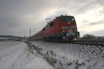 Eine Regionalbahn nach Wrzburg bei Ansbach an der Strecke Wrzburg-Treuchlingen.(02.01.2010)