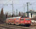 111 123-6 hat am 21.03.10 den RE 92743 Mnchen Hbf - Prien am Chiemsee am Haken und ist hier gerade bei der Einfahrt in Mnchen-Ost zusehen.