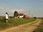 Im Vordergrund: Julian Hoffrichter  Im Hintergrund: Haus mit RE nach Nrnberg Hbf  Datum: 05.07.2010  Ort: Kfering  Fotograf: Daniel Rohregger