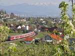 Mit Blick auf den Bodensee und die sterreichischen Berge wurde vom Herrmannsberg bei Bodolz am 17.04.2011 RB 57549 von Lindau nach Augsburg fotografiert.
