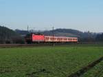Eine 143 ist am 07.Februar 2011 miteiner Silberling-Garnitur als RB nach Bamberg bei Knellendorf unterwegs.