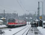 RB 59361 nach Bamberg steht am 28.Januar 2012 mit fhrendem Bnrdzf 477 und schiebender 111 182 im Bahnhof Steinbach am Wald.